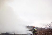 Casă cuprinsă de flăcări în Bogata de Jos din cauza focului pentru afumarea cărnii (FOTO)