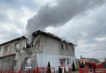 Bloc de locuinţe din Bonţida cuprins de flăcări! Locatarii au reuşit să se evacueze la timp (FOTO)