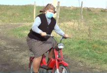 Aurelia Onac, şoferiţa de 74 de ani din judeţul Cluj: conduce maşina, mopedul, dar şi tractorul (FOTO)