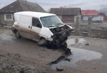 Accident în Aluniș! O dubă a făcut praf gardul unei case (FOTO)