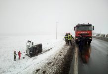 Accident între Copăceni şi Tureni! Un şofer s-a răsturnat cu duba pe câmp (FOTO)