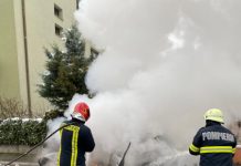 Maşină distrusă de flăcări pe o stradă din Cluj-Napoca! Pasagerii au reuşit să se salveze la timp (FOTO)