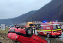 Accident în Ciucea! O tânără ranita după ce s-a răsturnat cu maşina (FOTO)