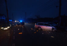 Accident pe strada Dejului din Gherla! Impact între două maşini, doi stâlpi de electricitate rupţi (FOTO)