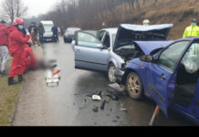 Accident frontal la ieşire din Bobâlna! O femeie de 74 de ani a fost rănită (FOTO)