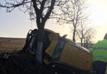 Accident în Tureni provocat de o şoferiţă! S-a răsturnat şi a lovit un copac (FOTO)