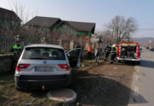 Accident cu două autoturisme în Căşeiu! Una din maşini s-a oprit într-un gard (FOTO)