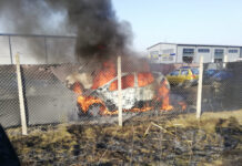 Maşină distrusă de incendiu în Floreşti (FOTO)