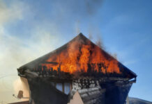 Incendiu violent în Valea Groșilor! Pompierii au intervenit cu două autospeciale (FOTO)