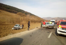 Accident la ieşire din Fizeşu Gherlii! Impact frontal între două maşini, trei persoane au ajuns la spital (FOTO)