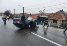 Accident în Copăceni! O maşină s-a răsturnat pe şosea (FOTO)