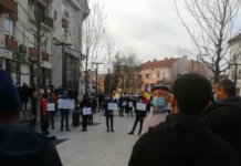 Zeci de clujeni protestează la Cluj împotriva restricţiilor