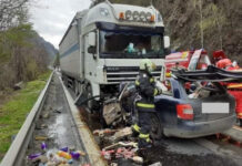 Grav accident pe Valea Oltului! Două persoane decedate după ce o maşină înmatriculată în Cluj a intrat într-un autotren (FOTO)