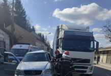 Accident pe strada 1 Mai din Dej! Impact între un autotren şi un SUV: două persoane rănite (FOTO)
