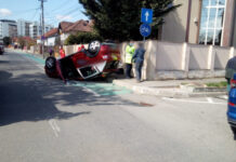Accident în cartierul Gheorgheni din Cluj-Napoca! O maşină s-a răsturnat pe plafon