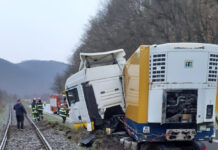 Accident rutier în Negreni! Un autotren a ajuns în şanţ (FOTO)