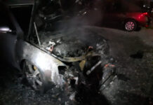Maşină distrusă de un incendiu pe o stradă din Floreşti (FOTO)