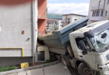 Accident neobişnuit în Floreşti! O autobasculantă s-a răsturnat peste balconul unui apartament (FOTO)