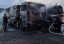 VIDEO | Două autobasculante distruse într-un incendiu izbucnit într-o parcare din Bonţida