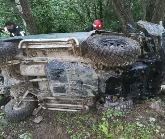 FOTO – Un tânăr a murit chiar de ziua lui, după ce s-a răsturnat cu mașina 150 de metri într-o prăpastie, în județul Cluj