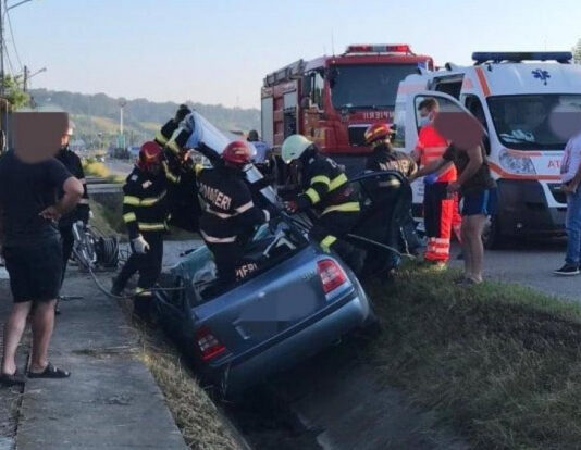 Accident grav în Dej. Un șofer a murit după ce mașina sa s-a lovit violent de un pod