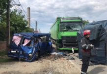 Accident grav în Cuzdrioara. Impact între un TIR și un microbuz/ O tânără și un bebeluș, transportați la spital