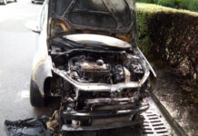 Maşină cuprinsă de flăcări în Cluj-Napoca! Pasagerii au reuşit la timp să iasă din maşină (FOTO)