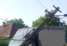 Accident în Iclod! O şoferiţă a intrat în şanţ şi a lovit un stâlp (FOTO)