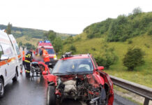Accident rutier între Șaula și Izvorul Crișului! Impact violent între un autocamion şi un autoturism (FOTO)