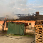 Incendiu la un atelier de reparaţii din Dej | Imobilul a fost distrus în totalitate (FOTO)