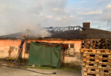 Incendiu la un atelier de reparaţii din Dej | Imobilul a fost distrus în totalitate (FOTO)