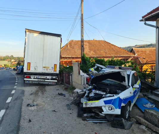 Accident în Sânmihaiu Almașului! Maşini de poliţie şi jandarmerie distruse de un TIR (FOTO)