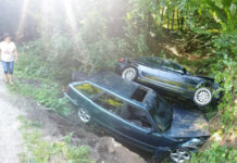 Accident în Făget! Două BMW-uri s-au făcut praf după ce au ajuns în șanț (FOTO)