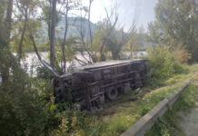 Clujean rănit după ce s-a răsturnat cu autoutilitara în apropiere de Năsăud (FOTO)