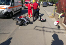 Accident pe bulevardul Muncii din Cluj! Două persoane aflate pe un moped au fost rănite după ce o maşină i-a lovit (FOTO)
