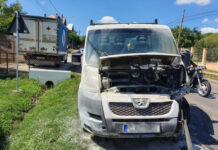 Autoutilitară distrusă de incendiu în Mociu (FOTO)