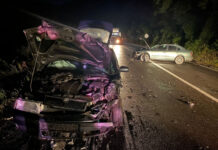 Accident cu două maşini la ieşire din Huedin! Două persoane au ajuns la spital (FOTO)