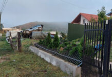 Grav accident în Căianu Vamă! Un şofer a zburat cu maşina peste un gard şi a aterizat pe o maşină parcată într-o curte (FOTO)