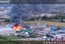 Incendiu la un depozit plin cu pufuleți și ciocolată din Cluj-Napoca. O butelie a explodat în fața pompierilor (VIDEO)