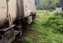 Locomotiva unui tren a luat foc în Valea Drăganului! 60 de călători au fost evacuaţi (VIDEO)