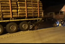 Grav accident la ieşire din Dej! Şofer de 20 de ani grav rănit după ce a intrat cu maşina într-un autotren încărcat cu lemne (FOTO)
