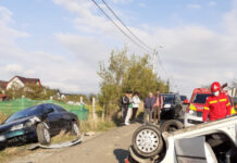 Accident cu două maşini în Dej! Un TAXI s-a răsturnat pe şosea (FOTO)