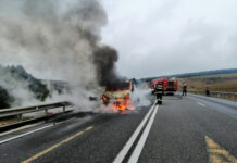 O autoutilitară încărcată cu mobilă a fost distrusă de flăcări pe Varianta de Ocolire Cluj Est (FOTO)