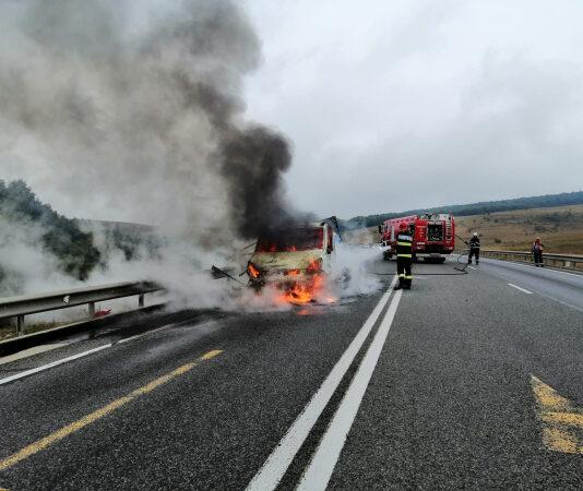 O autoutilitară încărcată cu mobilă a fost distrusă de flăcări pe Varianta de Ocolire Cluj Est (FOTO)