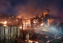 Incendiu violent în Beliş! Două case şi mai multe anexe au fost distruse de flăcări (FOTO)