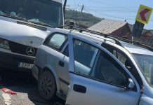 VIDEO: Un microbuz înmatricuat în Cluj a izbit o mașină în Petrova. Trafic îngreunat și pe DN1C Baia Mare – Dej