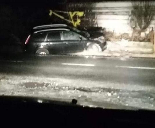 FOTO: Accident la Șomcuta Mare. Un clujean s-a oprit cu mașina în același gard în care un șofer moldovean s-a oprit ieri dimineață