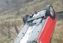 VIDEO – Mașină înmatriculată în Cluj răsturnată, găsită fără șofer între Fiad și Romuli