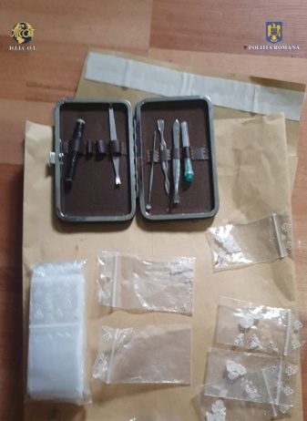 FOTO: Cinci tineri din Gherla arestați preventiv pentru că vindeau droguri în oraș