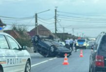 Accident la Răscruci, o mașină s-a răsturnat pe șosea (foto/video)